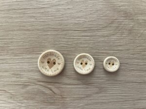 25 mm houten knoop handmade with love, hartje in het midden - 1.028