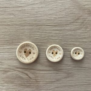 25 mm houten knoop handmade with love, hartje in het midden - 1.028