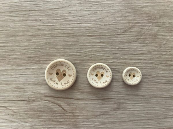 25 mm houten knoop handmade with love, hartje in het midden - 1.028