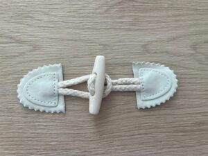 Houtje touwtje sluiting gebroken wit - knoop 5 cm - 3.001